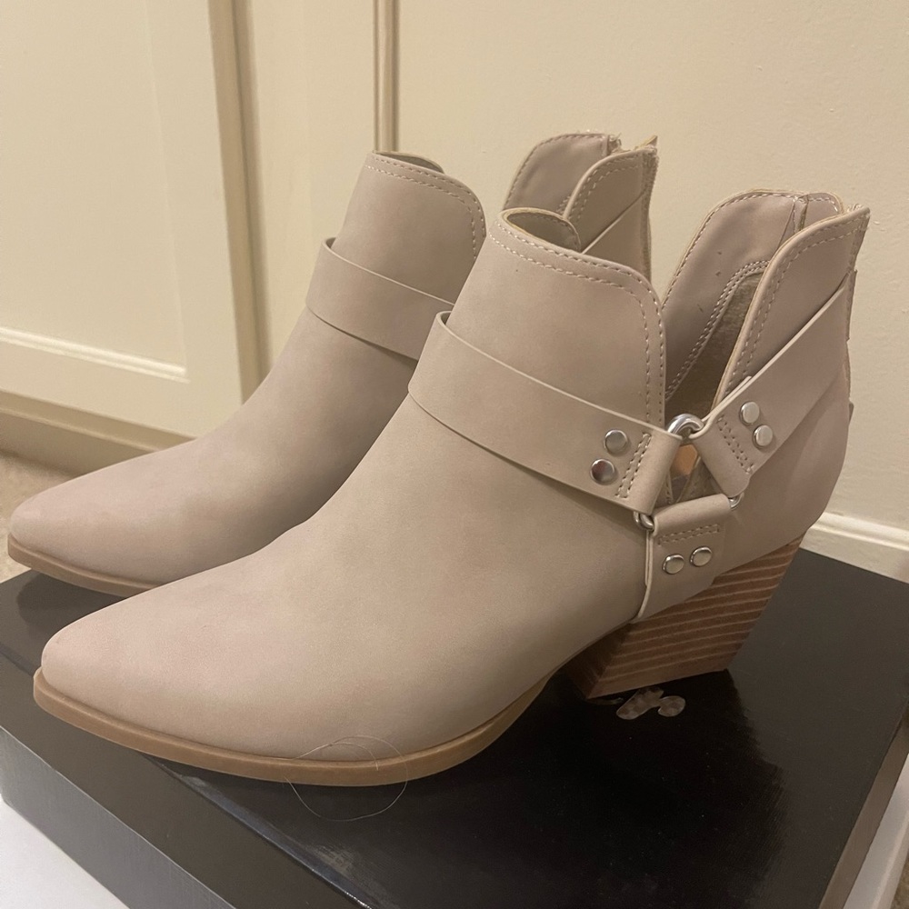 Dolce Vita boots size 7.5